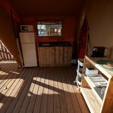 Camping Nautic Almata Glamping * 卡斯特罗·德波利亚斯