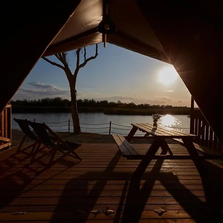 Camping Nautic Almata Glamping * 卡斯特罗·德波利亚斯